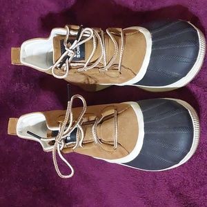 Sorel ladies "Out and About" tan, black & white waterproof boots. Size 8.5